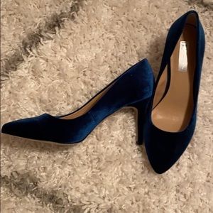 Blue velvet pumps